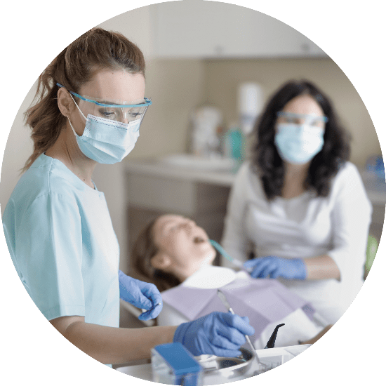 Zahnmedizinische Fachangestellte bei der Arbeit